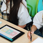 Sérgio Bento De Araújo explora como as apostilas digitais e interativas estão revolucionando o processo de ensino e aprendizagem.