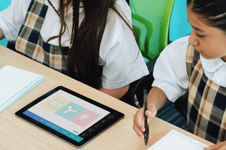 Sérgio Bento De Araújo explora como as apostilas digitais e interativas estão revolucionando o processo de ensino e aprendizagem.