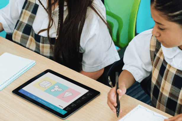 Sérgio Bento De Araújo explora como as apostilas digitais e interativas estão revolucionando o processo de ensino e aprendizagem.