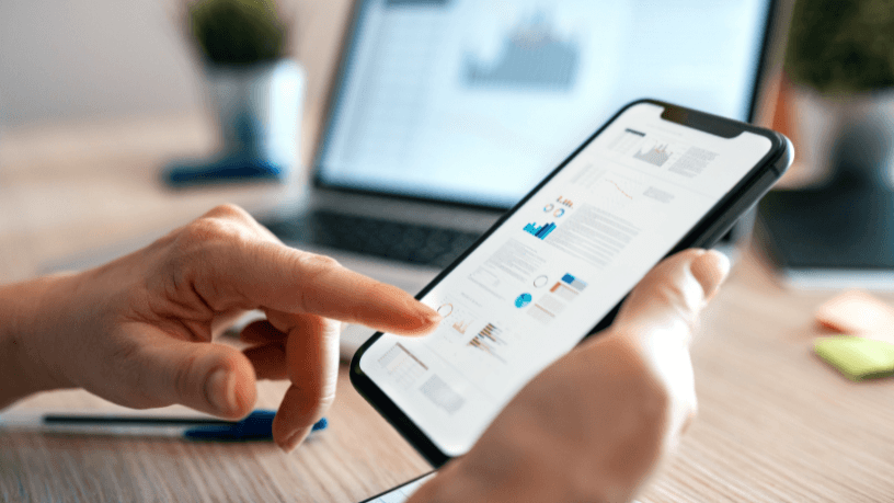 Teciomar Ábila explora como os aplicativos transformam a organização da vida financeira pessoal.