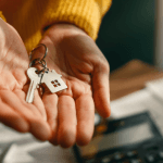 A tributação sobre ganhos de capital na venda de imóveis define regras que influenciam retorno financeiro, comenta Alex Nabuco dos Santos.