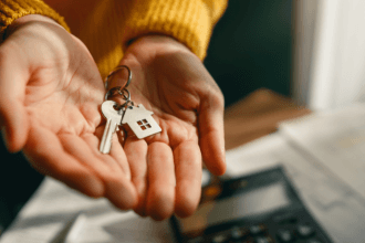 A tributação sobre ganhos de capital na venda de imóveis define regras que influenciam retorno financeiro, comenta Alex Nabuco dos Santos.