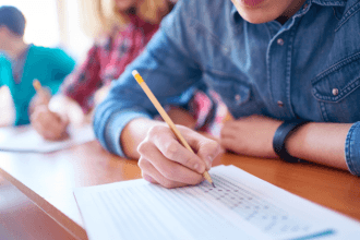 Ilha Comprida divulga convocações para provas e homologa inscrições de concursos públicos em 2026