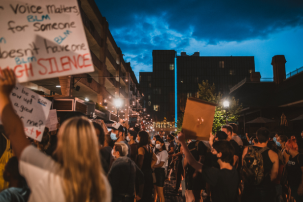 Acolhimento às mulheres em Ilha Comprida reforça rede de proteção e políticas sociais em 2026