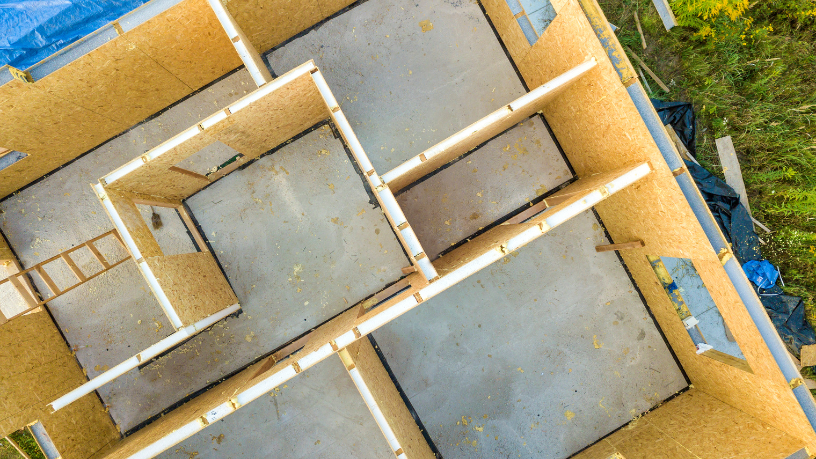 Na avaliação de Valderci Malagosini Machado, a escolha entre painéis pré-fabricados e execução tradicional impacta diretamente o prazo da obra e o padrão de qualidade.