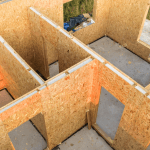 Valderci Malagosini Machado compara painéis pré-fabricados e execução tradicional, analisando prazos e qualidade em cada modelo construtivo.