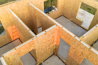 Valderci Malagosini Machado compara painéis pré-fabricados e execução tradicional, analisando prazos e qualidade em cada modelo construtivo.