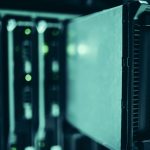 Racks de servidores em um data center com iluminação azul.
