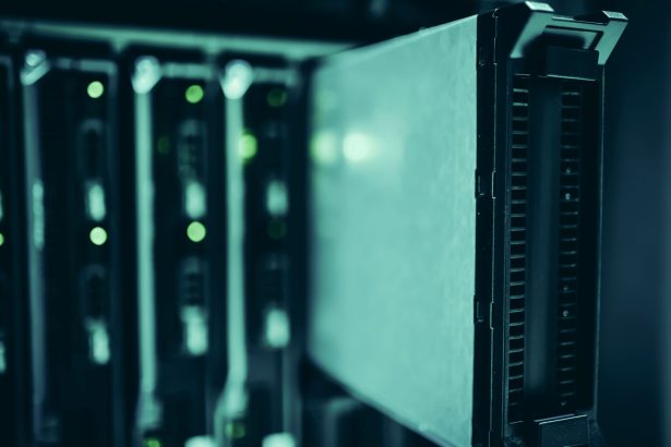 Racks de servidores em um data center com iluminação azul.