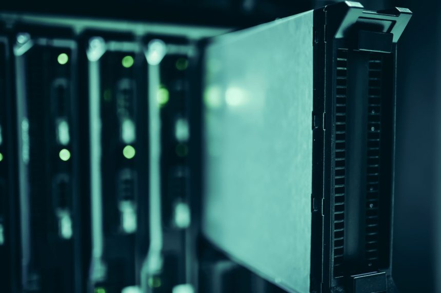 Racks de servidores em um data center com iluminação azul.
