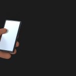 Ilustração em 3D de uma mão segurando um smartphone sobre fundo escuro.
