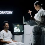Pesquisadores analisam dados em um laboratório futurista durante um estudo científico com participação humana.