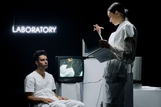 Pesquisadores analisam dados em um laboratório futurista durante um estudo científico com participação humana.
