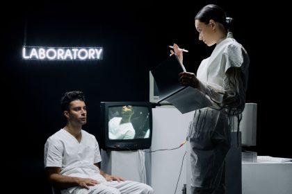 Pesquisadores analisam dados em um laboratório futurista durante um estudo científico com participação humana.